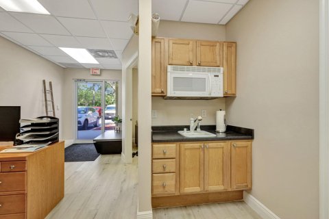 Commercial property in West Palm Beach, Florida № 1189756 - photo 22