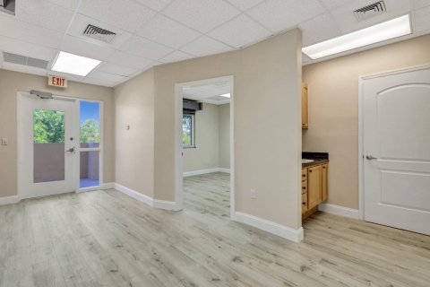 Commercial property in West Palm Beach, Florida № 1189756 - photo 1