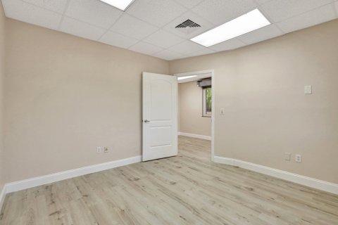 Commercial property in West Palm Beach, Florida № 1189756 - photo 11