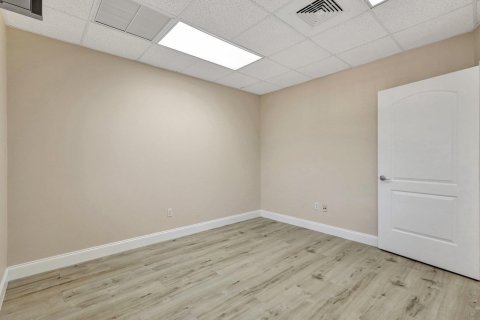 Commercial property in West Palm Beach, Florida № 1189756 - photo 12