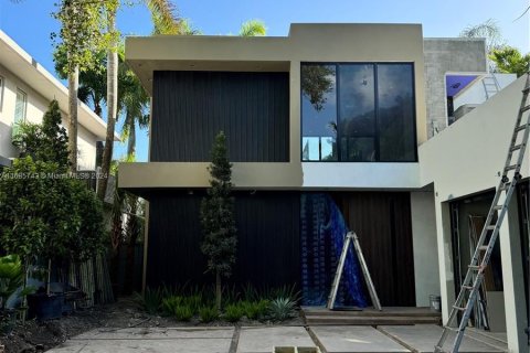 House in Miami, Florida 4 bedrooms, 311.69 sq.m. № 1428283 - photo 2