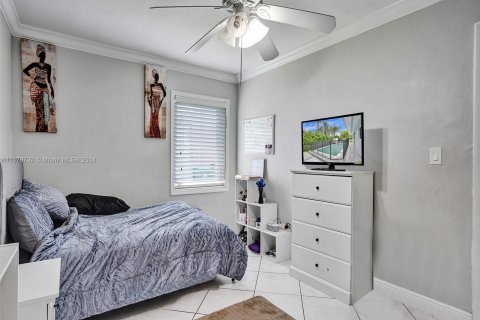 Casa en venta en Cutler Bay, Florida, 5 dormitorios, 206.99 m2 № 1155076 - foto 21