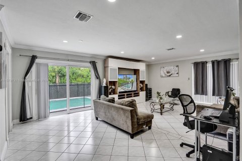 Casa en venta en Cutler Bay, Florida, 5 dormitorios, 206.99 m2 № 1155076 - foto 2