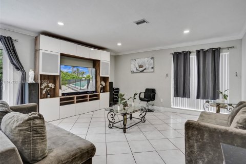 Casa en venta en Cutler Bay, Florida, 5 dormitorios, 206.99 m2 № 1155076 - foto 5