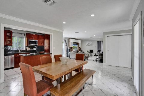 Casa en venta en Cutler Bay, Florida, 5 dormitorios, 206.99 m2 № 1155076 - foto 16