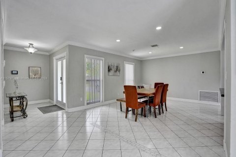 Casa en venta en Cutler Bay, Florida, 5 dormitorios, 206.99 m2 № 1155076 - foto 18
