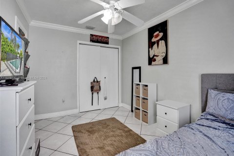 Casa en venta en Cutler Bay, Florida, 5 dormitorios, 206.99 m2 № 1155076 - foto 22