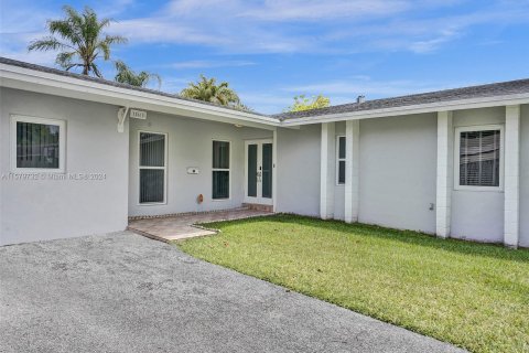 House in Cutler Bay, Florida 5 bedrooms, 206.99 sq.m. № 1155076 - photo 1