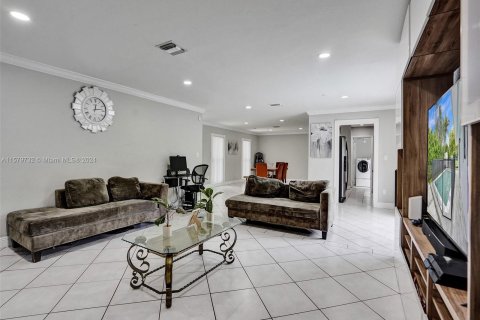 Casa en venta en Cutler Bay, Florida, 5 dormitorios, 206.99 m2 № 1155076 - foto 8