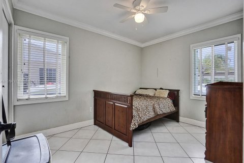 Casa en venta en Cutler Bay, Florida, 5 dormitorios, 206.99 m2 № 1155076 - foto 24