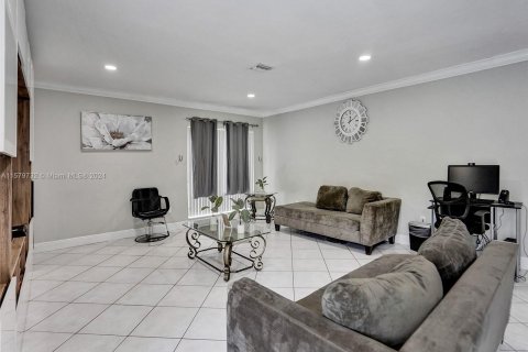 Casa en venta en Cutler Bay, Florida, 5 dormitorios, 206.99 m2 № 1155076 - foto 7