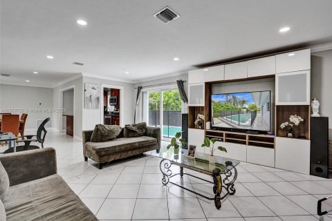 Casa en venta en Cutler Bay, Florida, 5 dormitorios, 206.99 m2 № 1155076 - foto 6