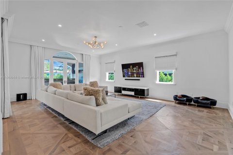 House in Miami, Florida 5 bedrooms, 494.52 sq.m. № 1097018 - photo 9