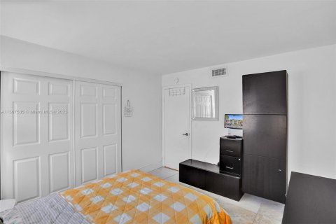Condo in Pembroke Pines, Florida, 2 bedrooms  № 502919 - photo 19