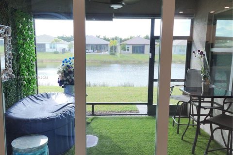 House in Port St. Lucie, Florida 3 bedrooms, 140.1 sq.m. № 1382003 - photo 3