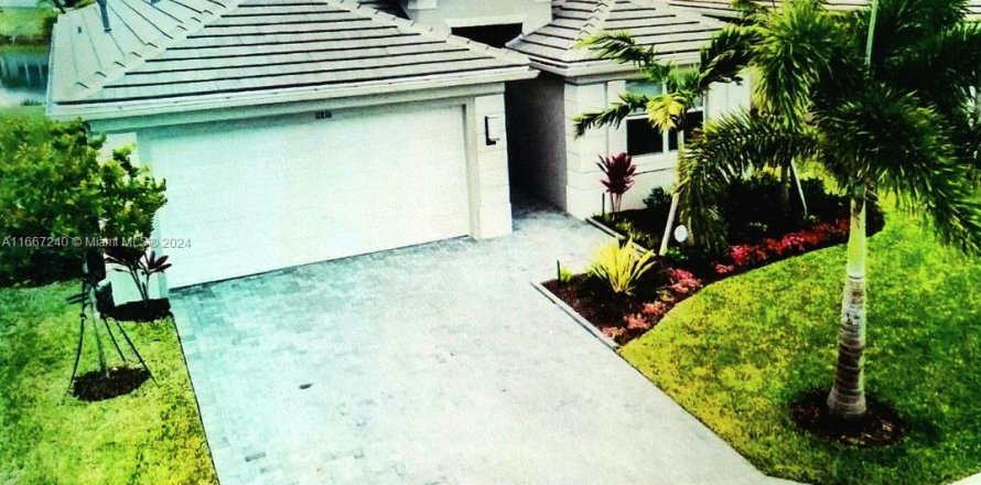 House in Port St. Lucie, Florida 3 bedrooms, 140.1 sq.m. № 1382003