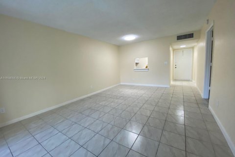 Condo in Tamarac, Florida, 1 bedroom  № 1360399 - photo 5