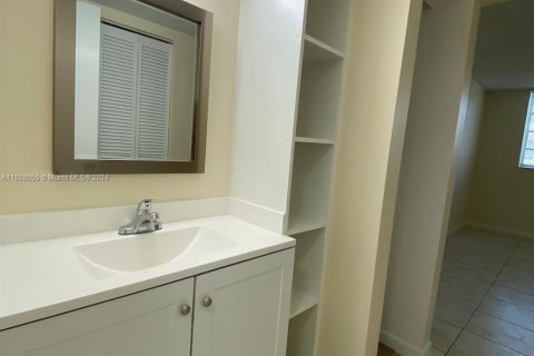 Condo in Tamarac, Florida, 1 bedroom  № 1360399 - photo 12