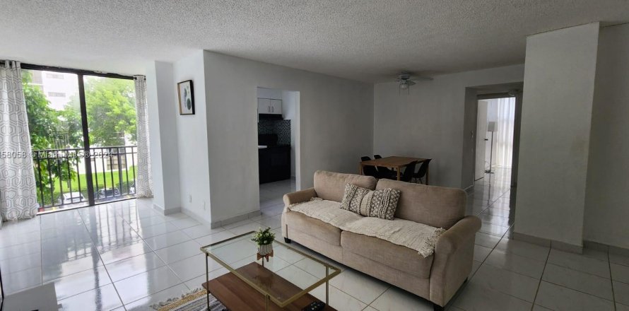 Condo in Sunny Isles Beach, Florida, 2 bedrooms  № 1360400