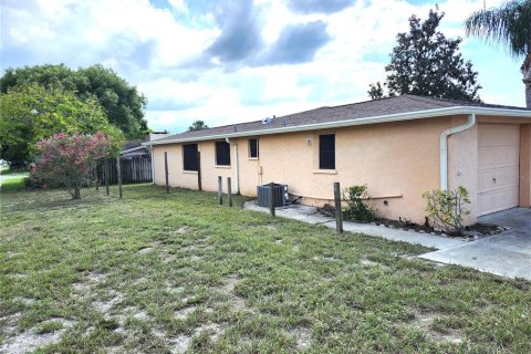 House in Port Richey, Florida 3 bedrooms, 150.69 sq.m. № 1374166 - photo 18