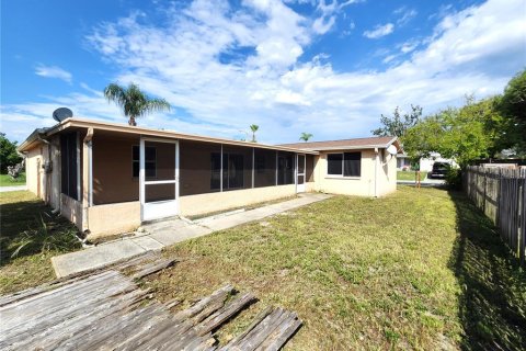 House in Port Richey, Florida 3 bedrooms, 150.69 sq.m. № 1374166 - photo 17