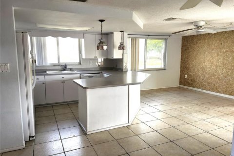 House in Port Richey, Florida 3 bedrooms, 150.69 sq.m. № 1374166 - photo 6