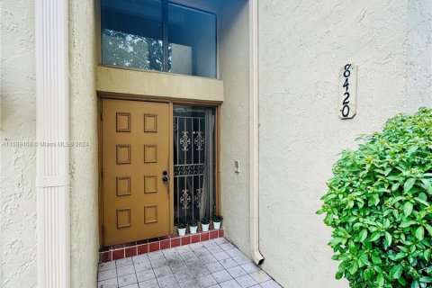 Condo in Miramar, Florida, 2 bedrooms  № 1178929 - photo 1