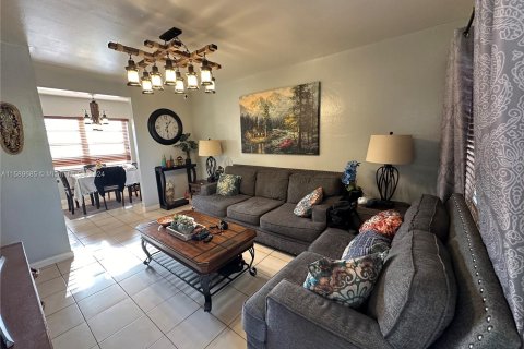 Condo in Hialeah, Florida, 1 bedroom  № 1178987 - photo 1