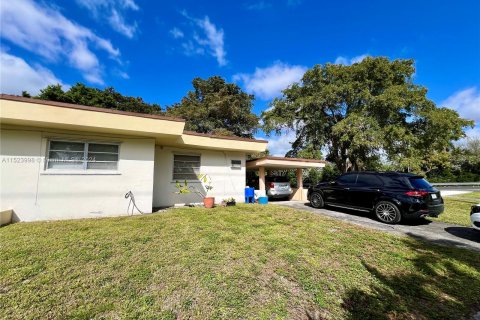 House in Miami Springs, Florida 3 bedrooms, 193.42 sq.m. № 1151028 - photo 11