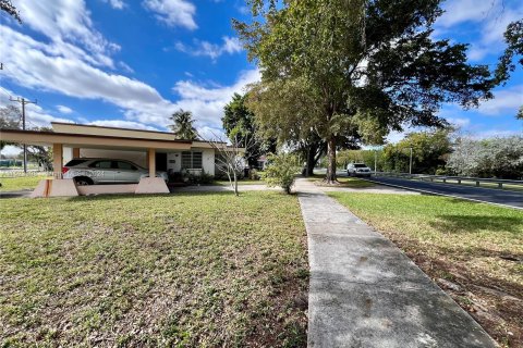 House in Miami Springs, Florida 3 bedrooms, 193.42 sq.m. № 1151028 - photo 6