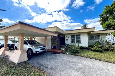 House in Miami Springs, Florida 3 bedrooms, 193.42 sq.m. № 1151028 - photo 4