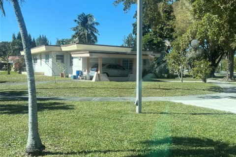 Купить виллу или дом в Майами-Спрингс, Флорида 3 спальни, 193.42м2, № 1151028 - фото 1
