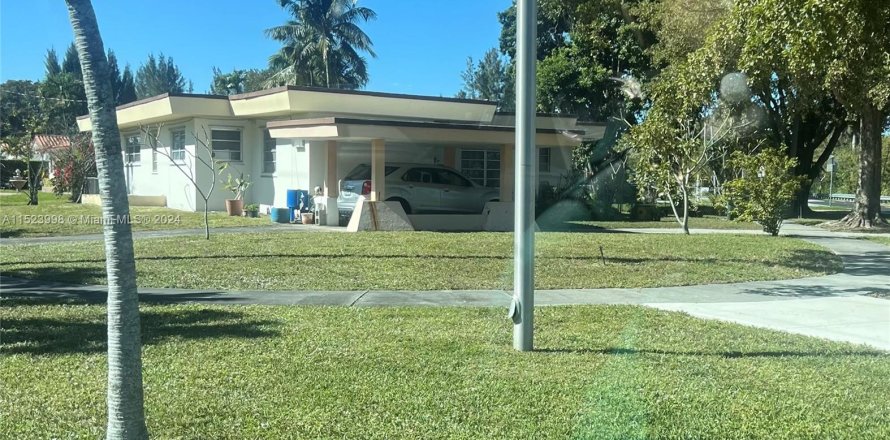 House in Miami Springs, Florida 3 bedrooms, 193.42 sq.m. № 1151028