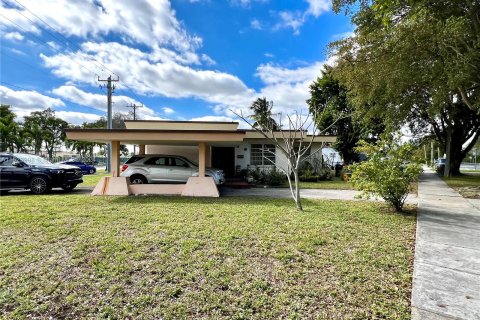 House in Miami Springs, Florida 3 bedrooms, 193.42 sq.m. № 1151028 - photo 5