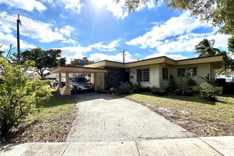 House in Miami Springs, Florida 3 bedrooms, 193.42 sq.m. № 1151028 - photo 9