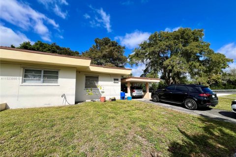 House in Miami Springs, Florida 3 bedrooms, 193.42 sq.m. № 1151028 - photo 3