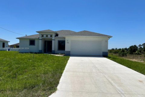 House in Lehigh Acres, Florida 3 bedrooms № 1151029 - photo 1