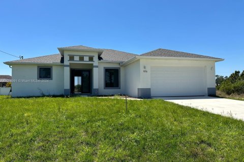 House in Lehigh Acres, Florida 3 bedrooms № 1151029 - photo 2