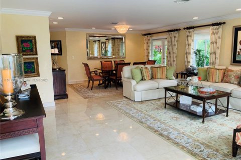 House in Doral, Florida 4 bedrooms, 261.98 sq.m. № 1004871 - photo 2