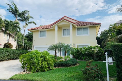 House in Doral, Florida 4 bedrooms, 261.98 sq.m. № 1004871 - photo 1