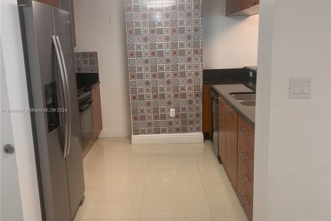 Condo in Miami, Florida, 2 bedrooms  № 1377269 - photo 3