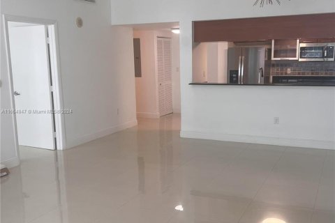 Condo in Miami, Florida, 2 bedrooms  № 1377269 - photo 1