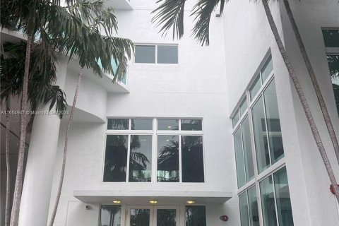 Condo in Miami, Florida, 2 bedrooms  № 1377269 - photo 17