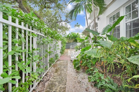 Condo in Miami Beach, Florida, 2 bedrooms  № 1412124 - photo 17