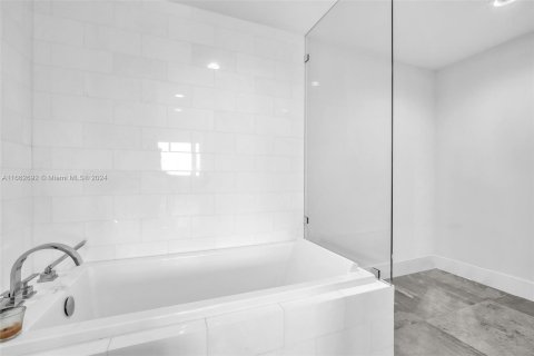 Condo in Miami Beach, Florida, 2 bedrooms  № 1410871 - photo 14