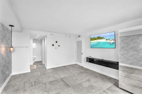 Condo in Miami Beach, Florida, 2 bedrooms  № 1410871 - photo 12