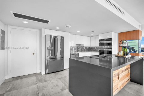 Condo in Miami Beach, Florida, 2 bedrooms  № 1410871 - photo 2