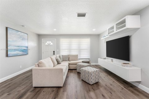 Casa en venta en Dania Beach, Florida, 4 dormitorios, 147.16 m2 № 944920 - foto 4
