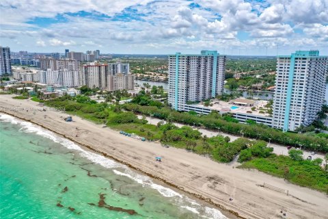 Condo in Hollywood, Florida, 2 bedrooms  № 1175767 - photo 4