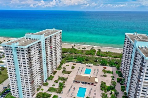 Condo in Hollywood, Florida, 2 bedrooms  № 1175767 - photo 2